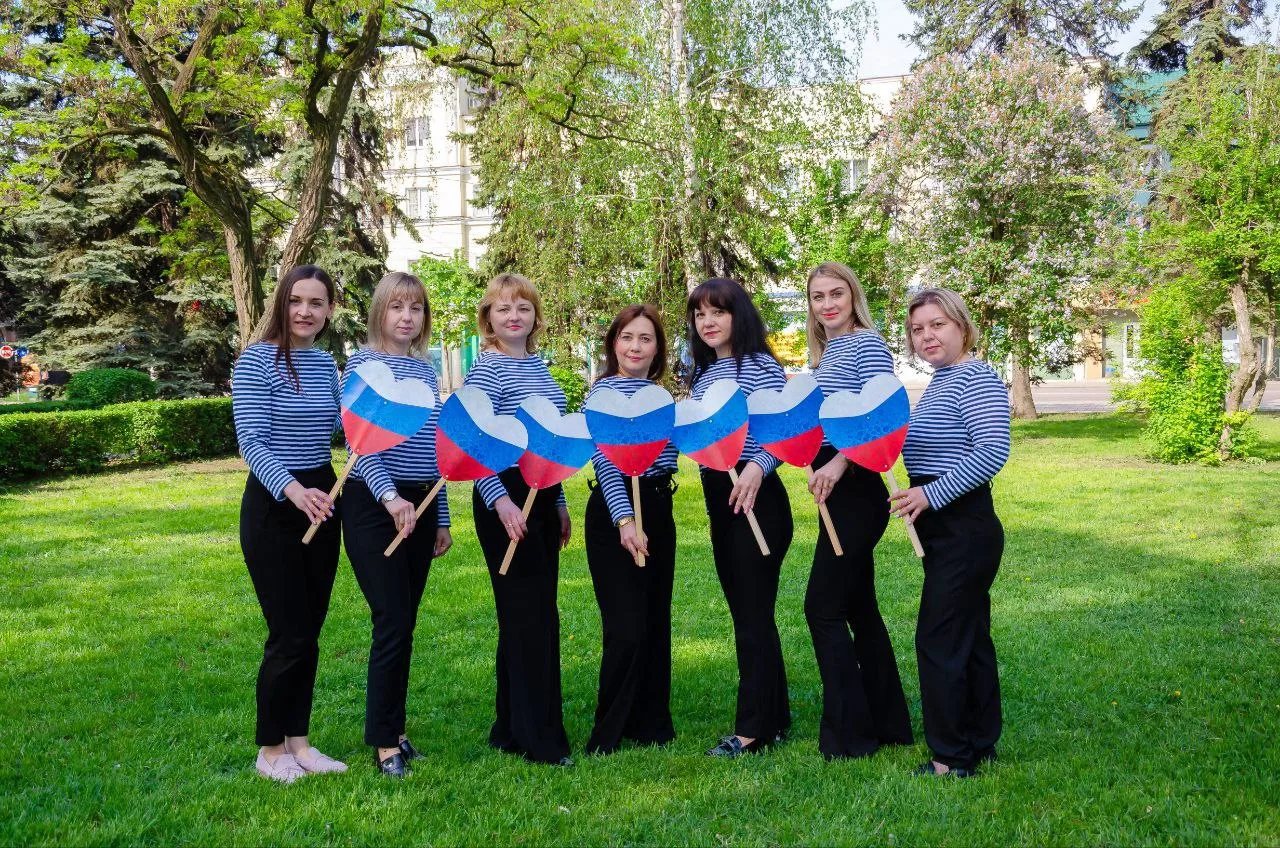 День России🇷🇺

Разные города, языки и традиции — но одна страна. Более 190 народов, сотни языков и
