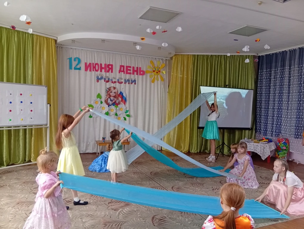 «Русь, Россия, Родина моя»
Шар большой, на нём страна,
Город в ней, а в нём дома.
Дом на улочке одно