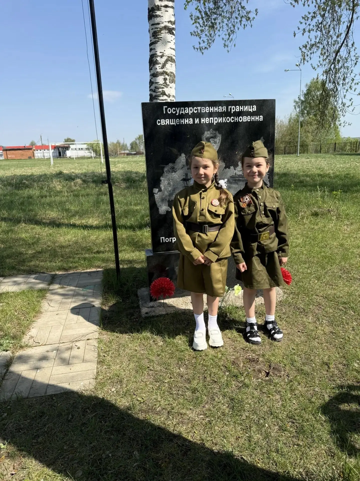 Сегодня педагоги и воспитанники нашего детского сада возложили цветы к Обелиску, посвящённому памяти