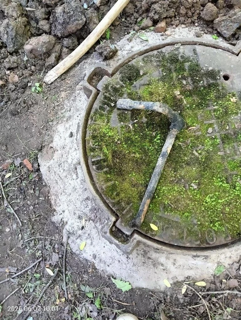 В ходе работ по замене участка канализационной сети был обнаружен и извлечен посторонний предмет.