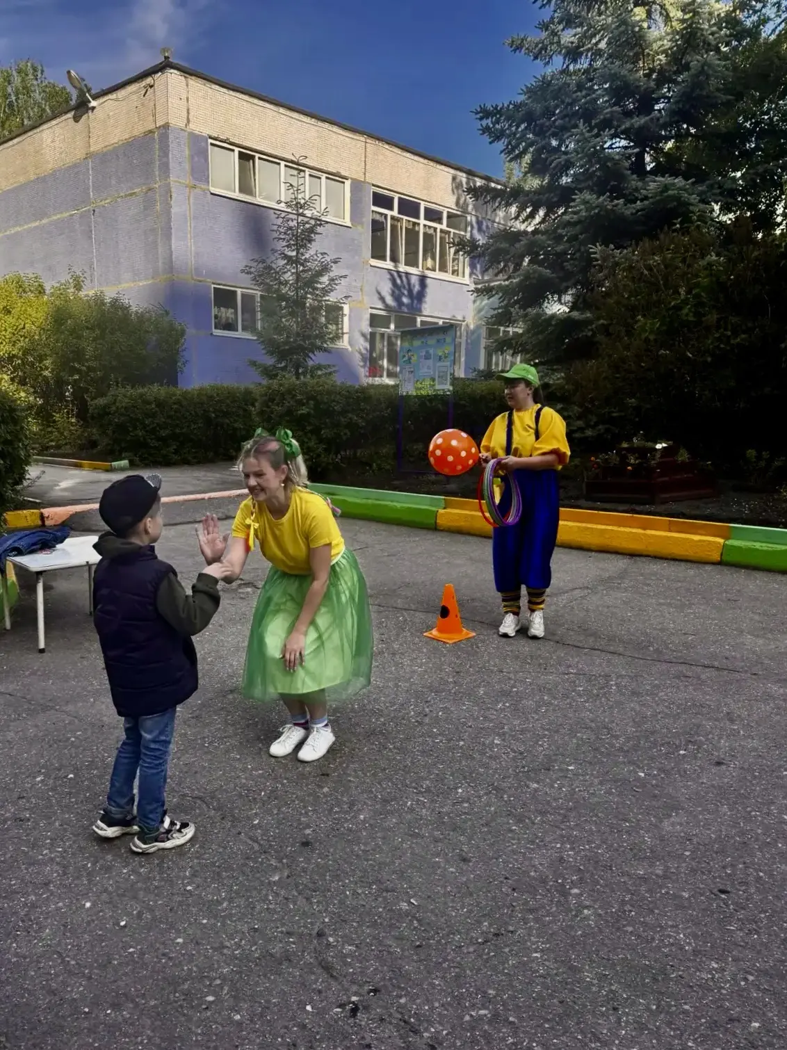 Сегодня, в День защиты детей, на улице у входа в детский сад малышей встречали весёлые герои! 🤪

Ге