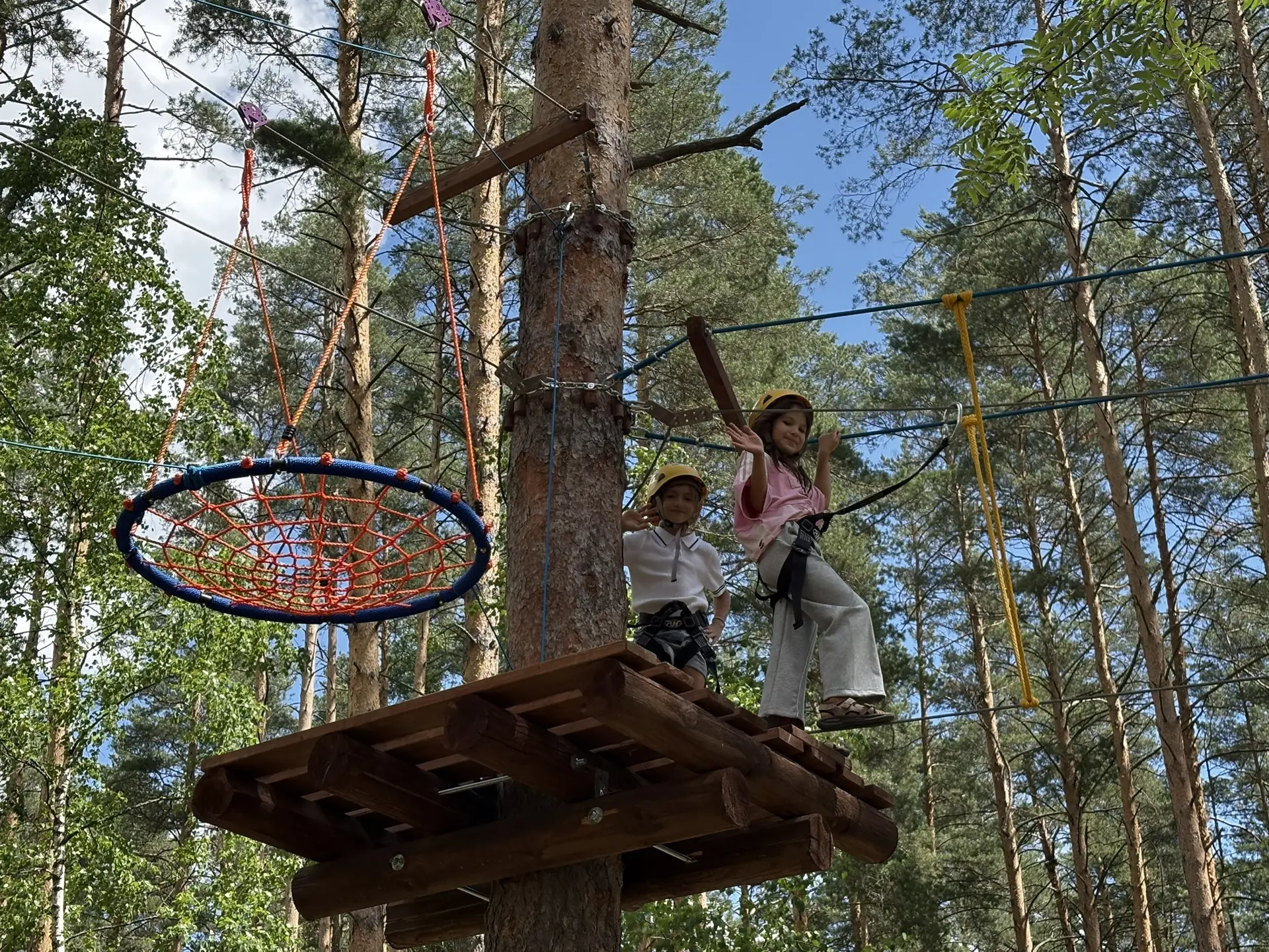 Сегодня в нашем лагере — день без остановок! 🎉

С утра и до вечера ребята пробовали себя в самых ра