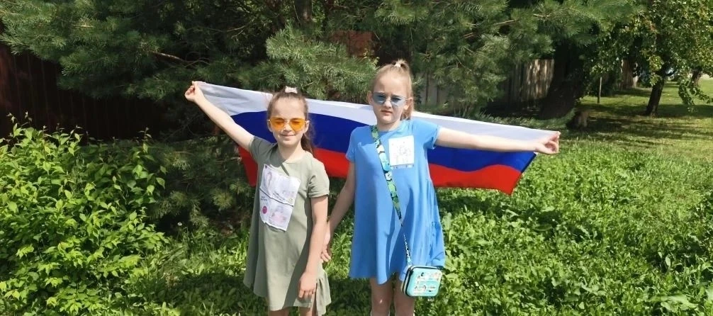 🇷🇺 Акция "Флаги России"🇷🇺
Учащиеся 3 класса Лукаш Ульяна и Марьяна принимают участие в акции "Фл