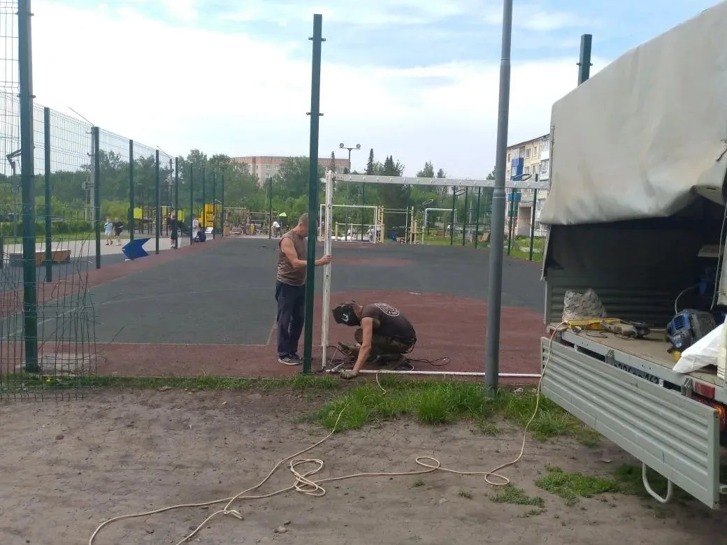 Продолжается ремонт детских и спортивных площадок.