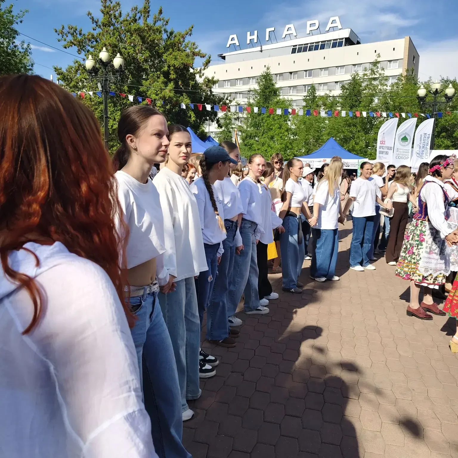 🎉 Наши студенты закружили Иркутск в «Хороводе дружбы»!
6 июня, в День русского языка, сквер Кирова 