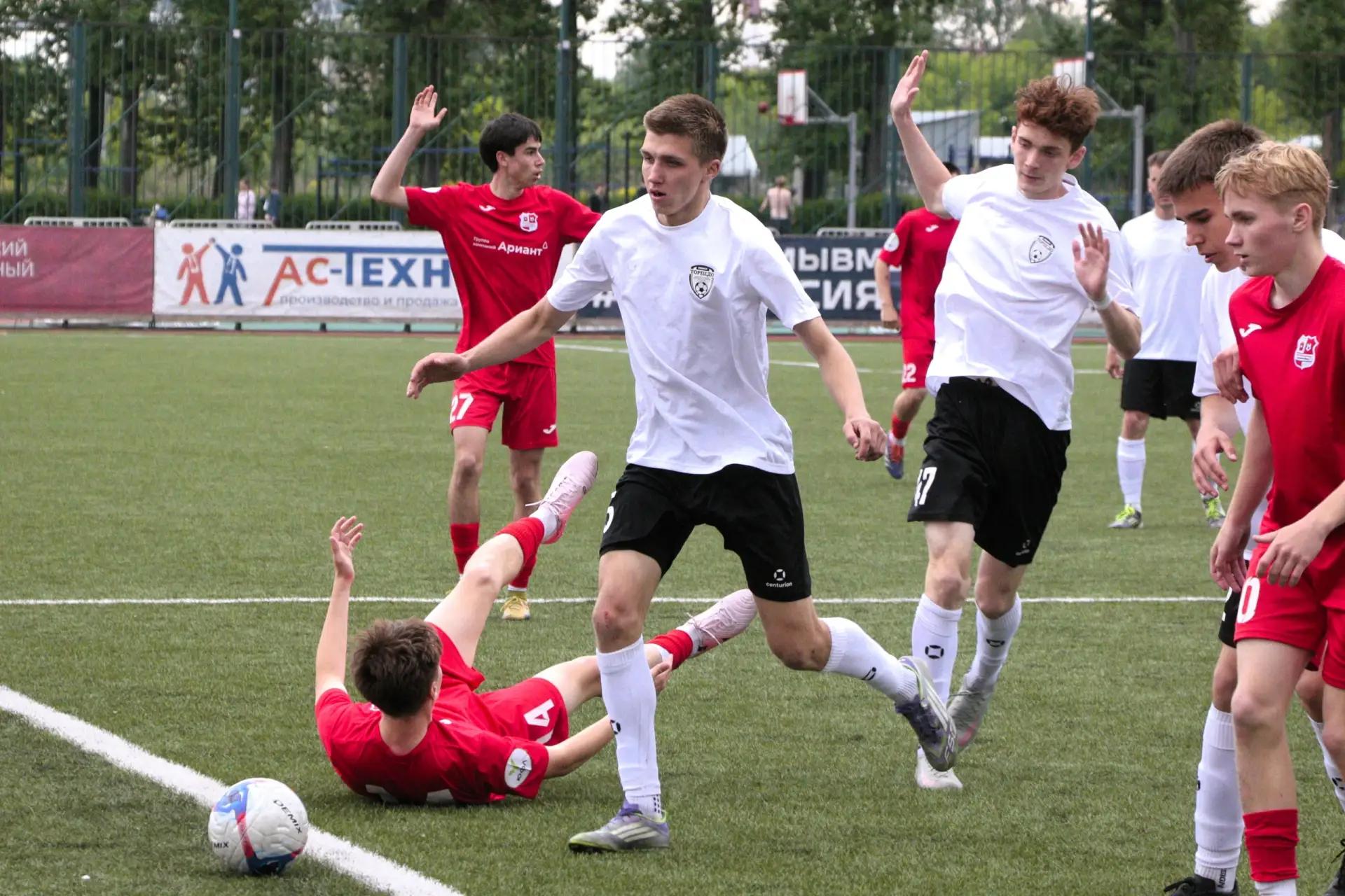 Упорная борьба за победу

⚽Команда "СШОР "Торпедо", наша молодежная команда, в рамках 7-го тура зоны
