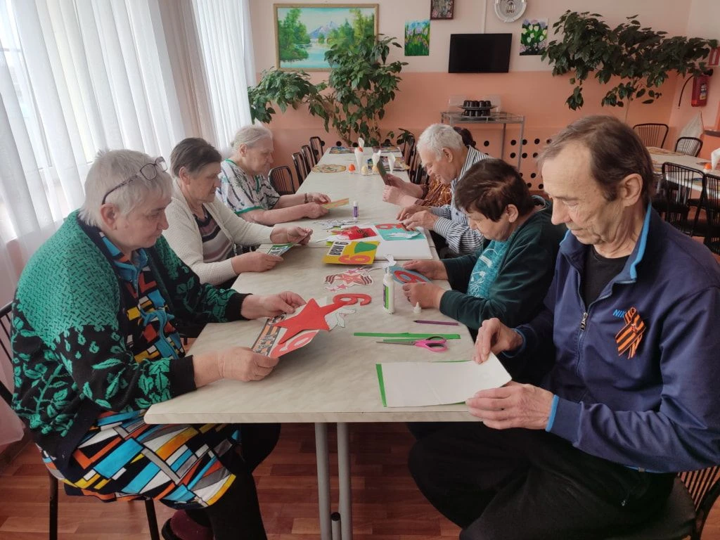 В канун Дня Победы участники кружка «Умелые ручки» нашего дома-интерната создали праздничные работы 