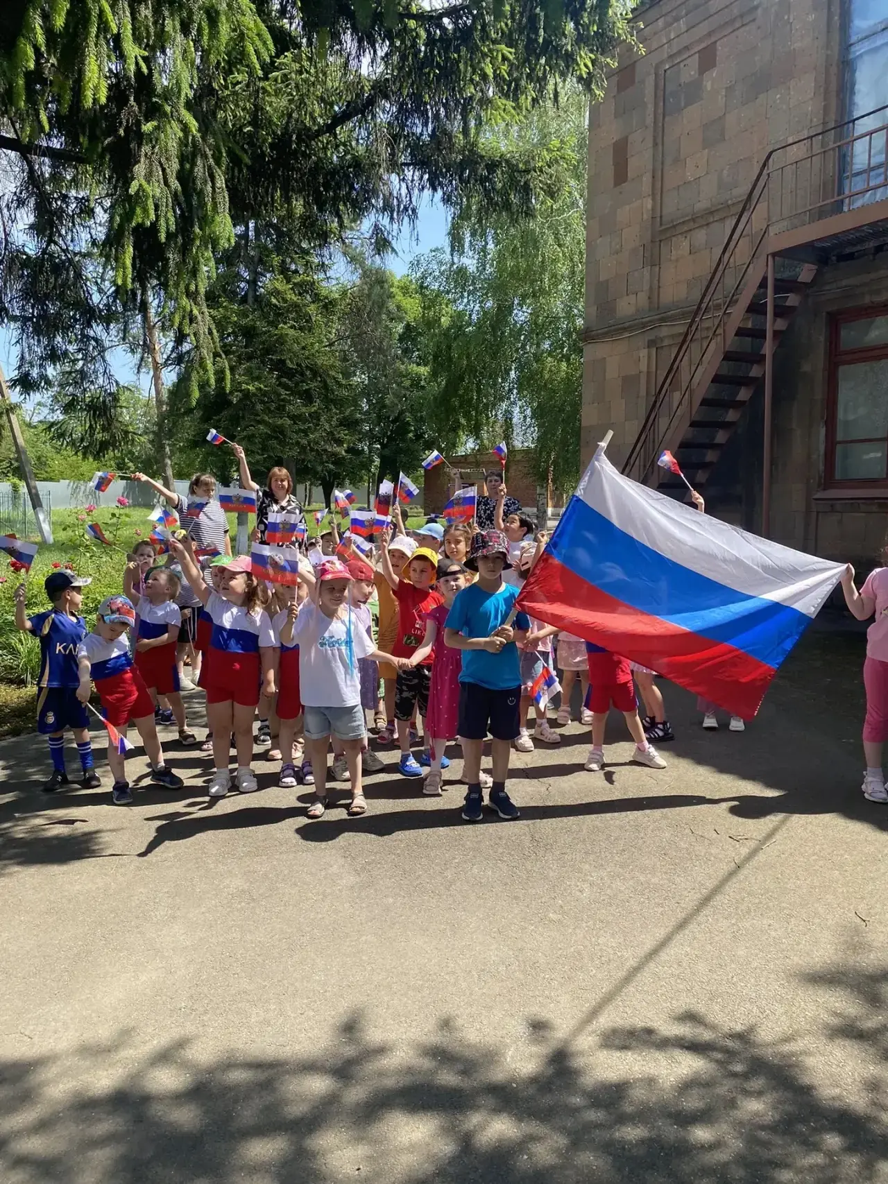 В преддверии празднования Дня России 🇷🇺 воспитанники детского сада участвуют в акции «Россия-Родин