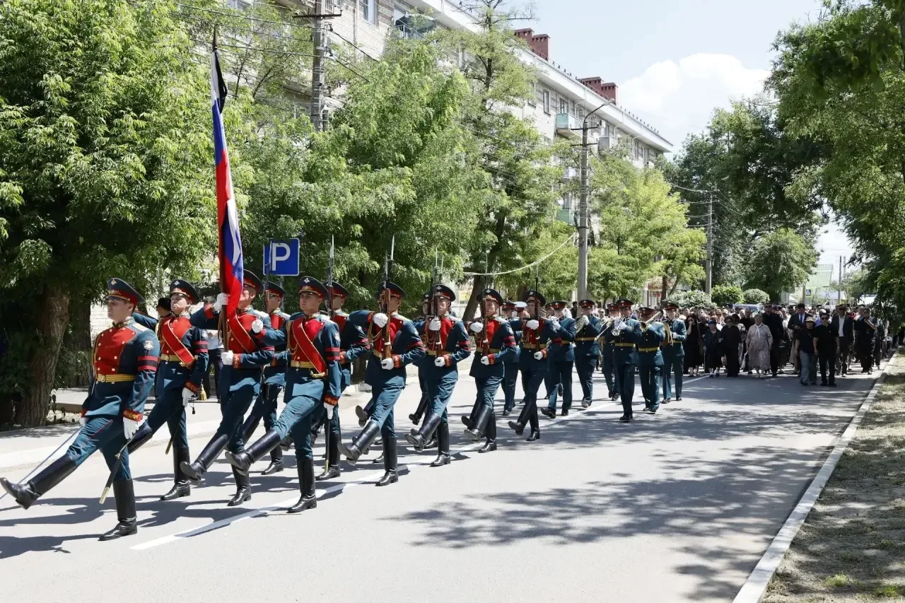 НАРАН ОЧИР-ГОРЯЕВ – НАШ ГЕРОЙ

Не верится, что в облачные дали
Ушел Наран – калмыцкий славный сын.
Е