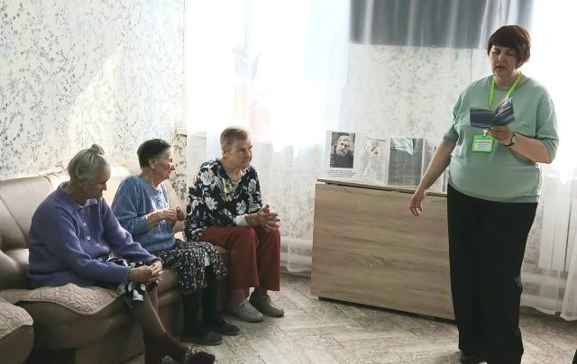 Для проживающих стационарного отделения ОАУСО "Пестовский КЦСО" специалист библиотеки Васильева Т.В.