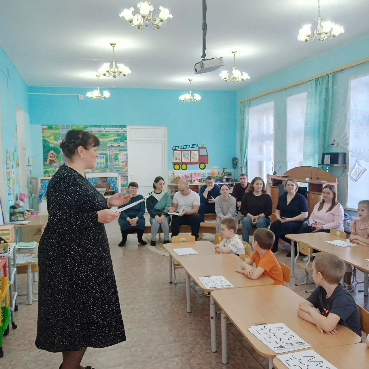В подготовительной группе "Карамельки" прошло родительское собрание вместе с детьми.
Воспитатель Ело