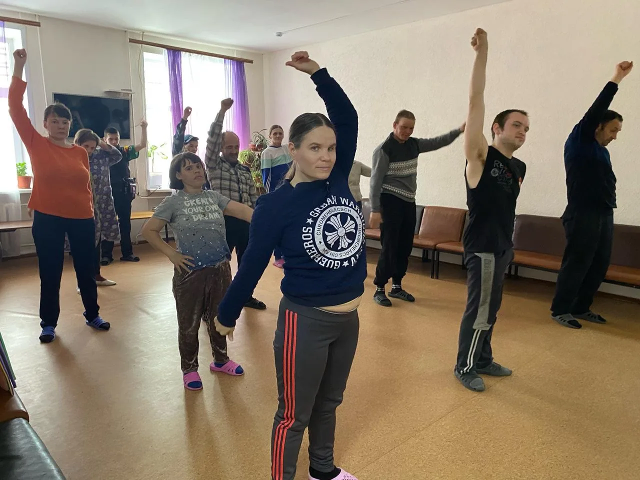 Утренняя зарядка.

"Каждое утро в нашем доме социального обслуживания начинается с чего-то по-настоя