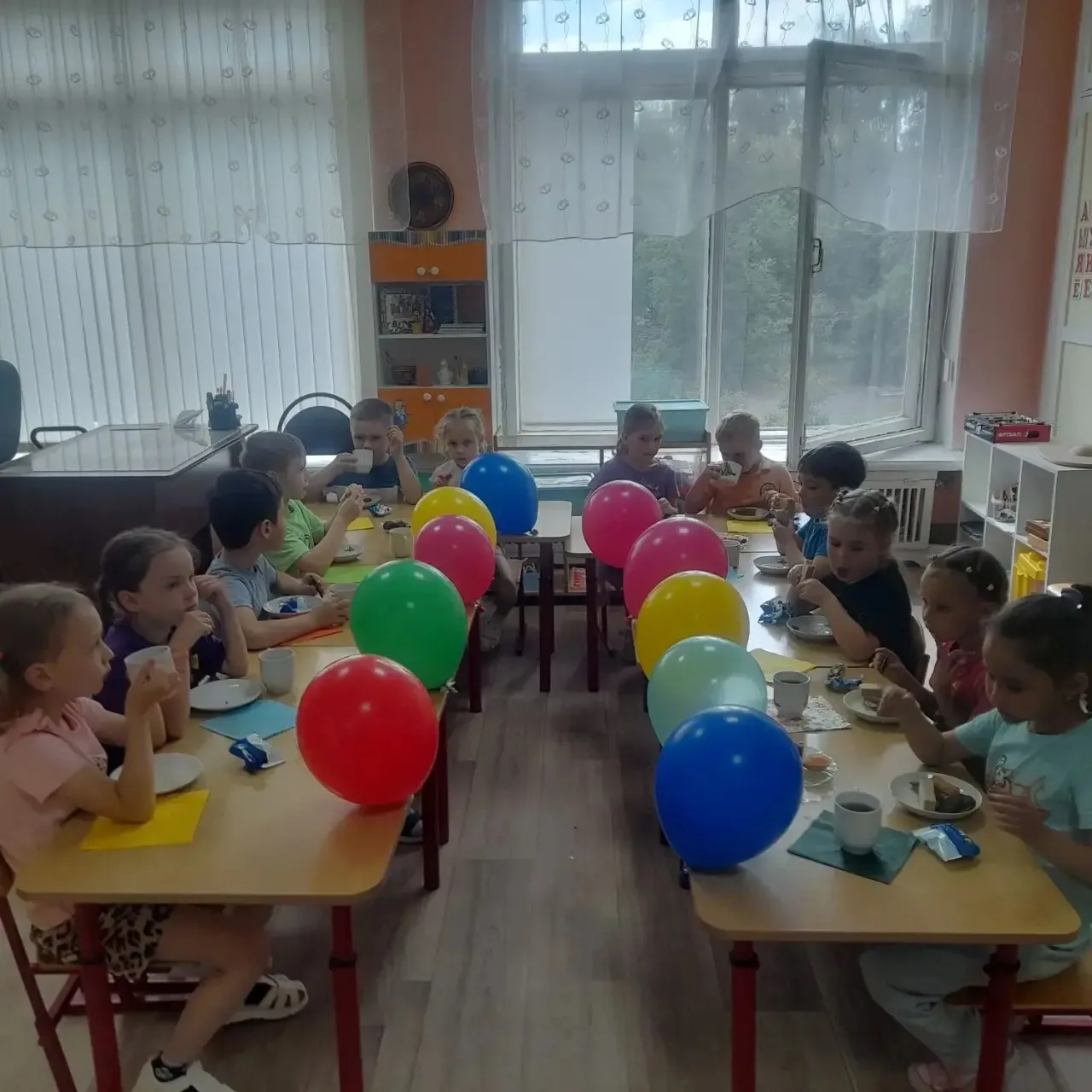 ☀️ День защиты детей: мечты и чаепитие! ☀️
Сегодня старшая группа № 2 весело отметила День защиты де