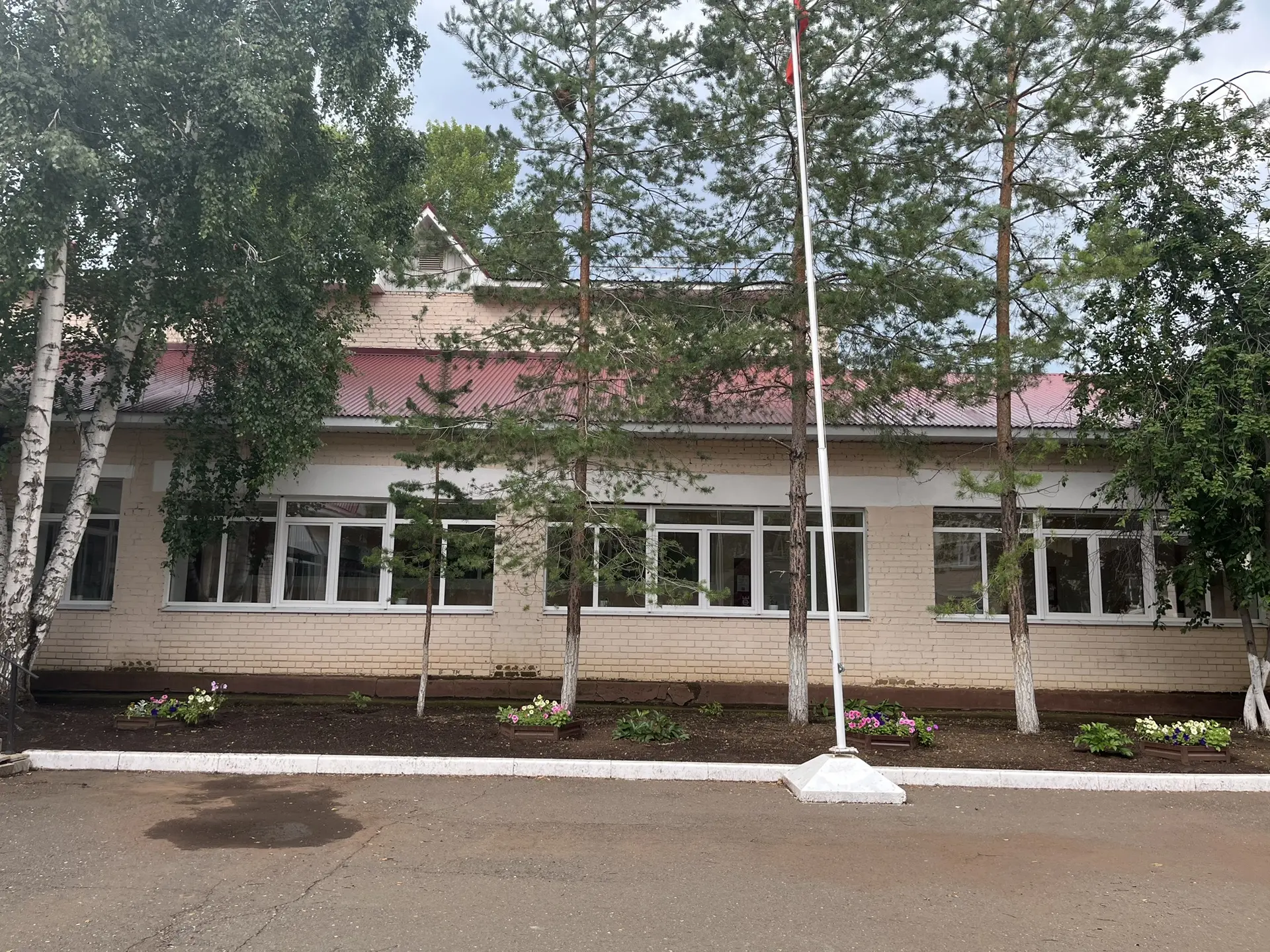 Цветы как результат общей заботы 🌸

Школа готовится к приёмке, и наш двор преображается на глазах. 