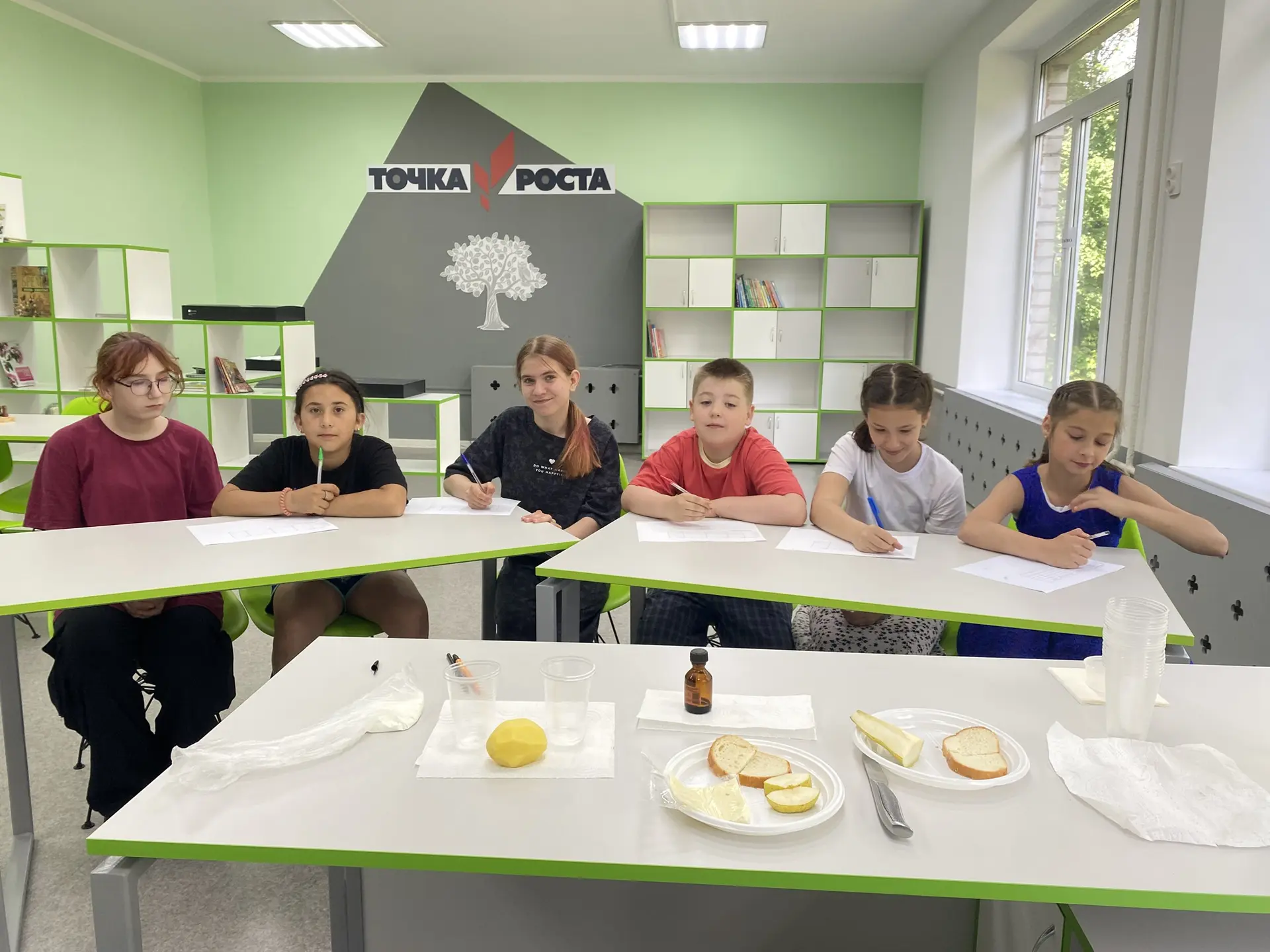 🧪🔬 Магия химии в «Точке роста»!

Сегодня в пришкольном лагере прошло невероятное занятие — настоящ