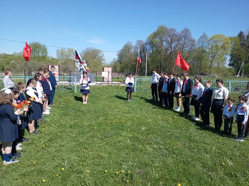❗ В МБОУ "Молодовская ООШ"  у братской могилы воинов, погибших в Великой Отечественной войне, состоя