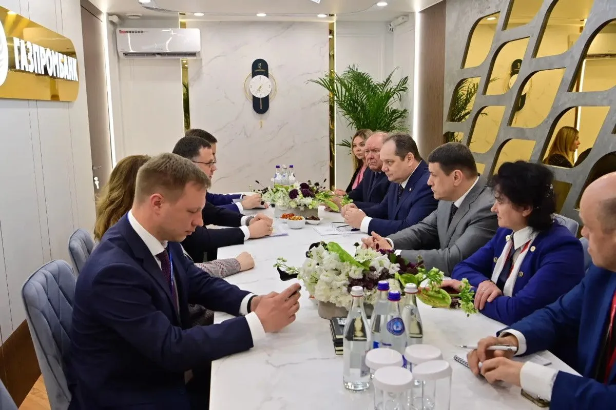 🖋 ПМЭФ-2026: Ростислав Гольдштейн обсудил с представителями «Газпромбанка» стратегические проекты р
