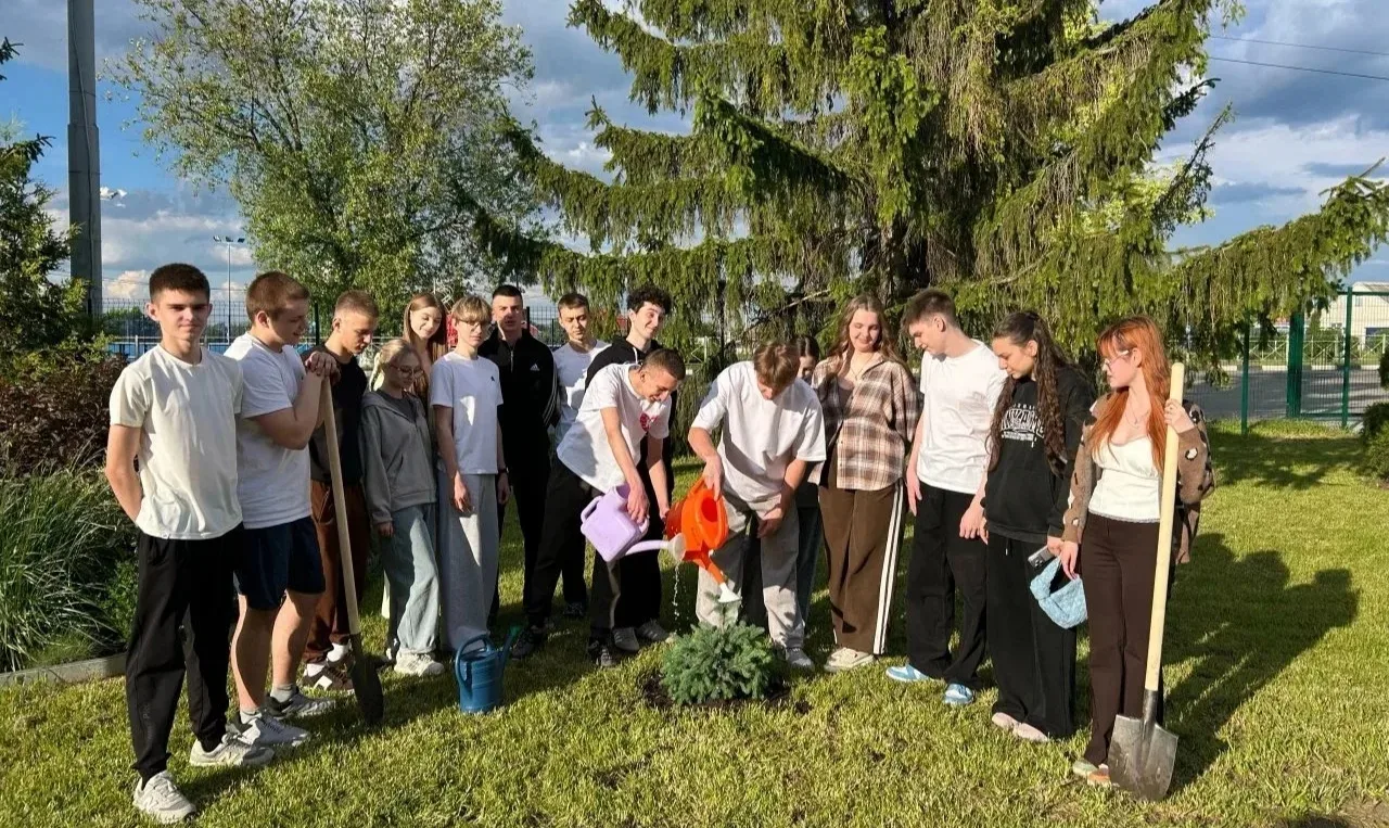 🌲Будущее начинается сегодня: выпускники 11 класса посадили дерево в Аллее выпускников

Вооружившись