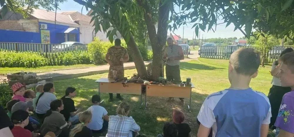 В пришкольном лагере «Радуга» прошла «Школа настоящих героев»!
 
В Елшанской Первой школе лето бьет 