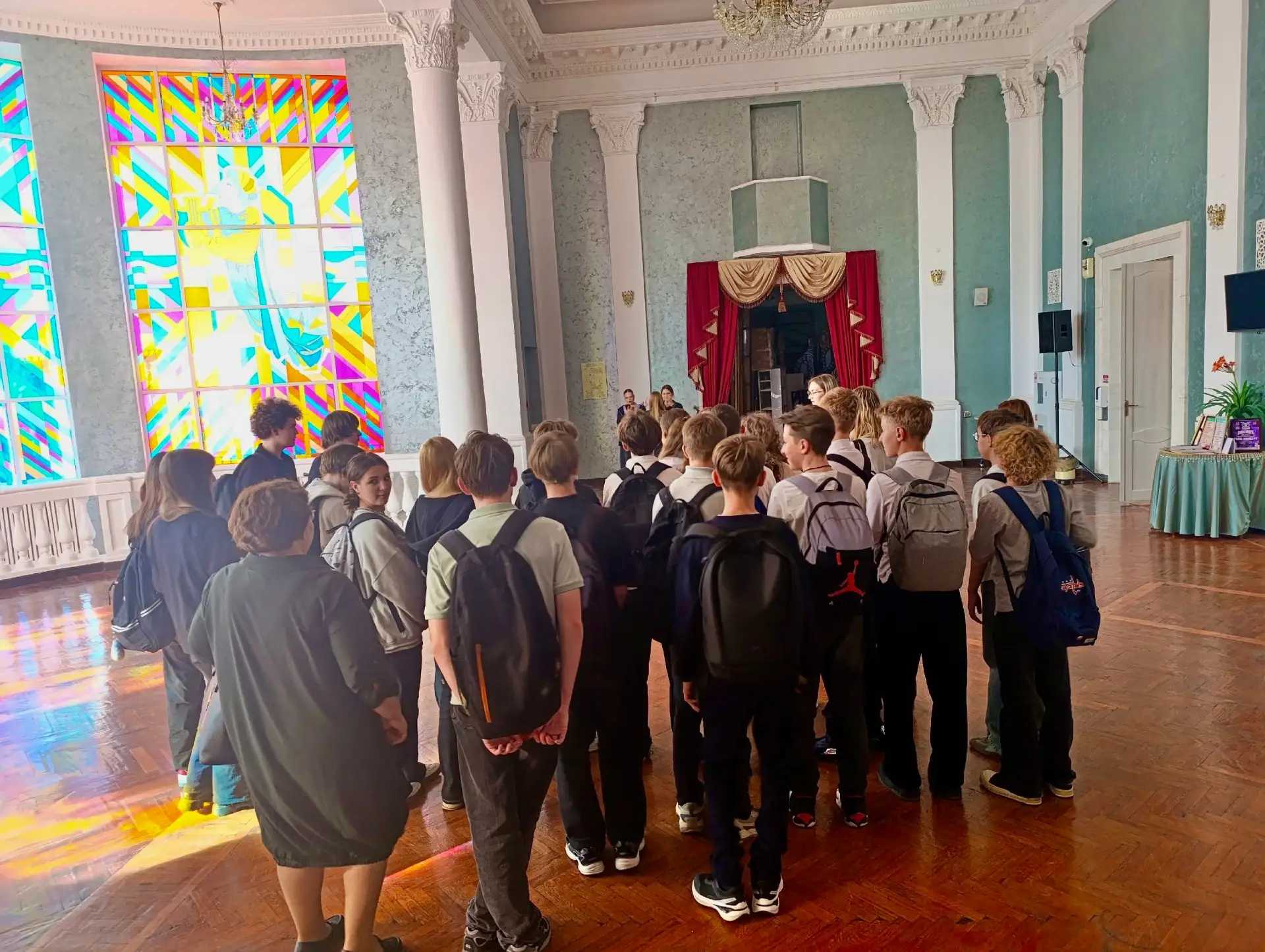 ✨🎭 За кулисами волшебства: гимназисты погрузились в мир театра 💫

👥📚🎒 Что скрывается за яркими 