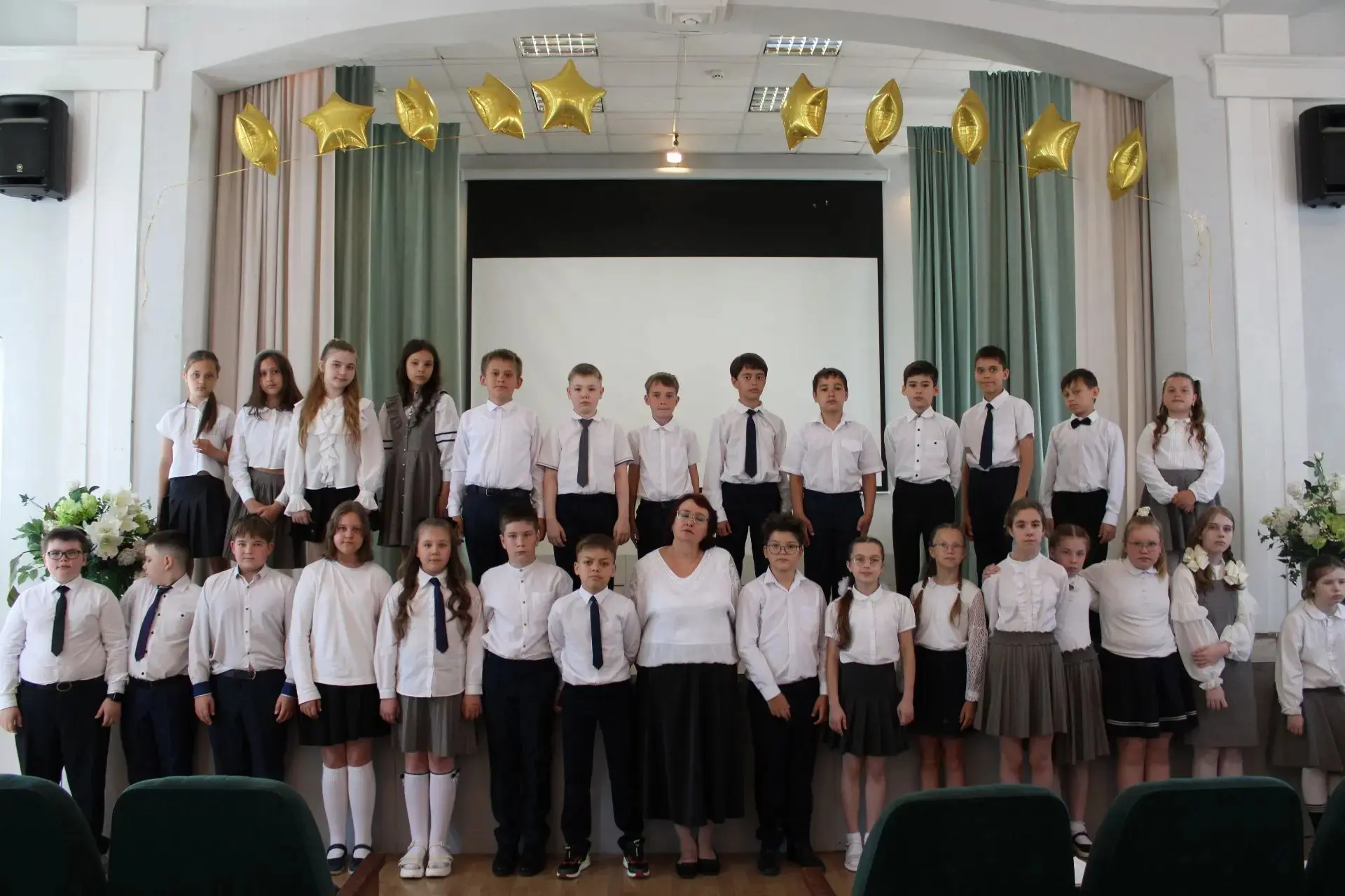 Сегодня у наших 4-х классов прошел последний звонок! 🎓

Четыре года пролетели как одно мгновение. К