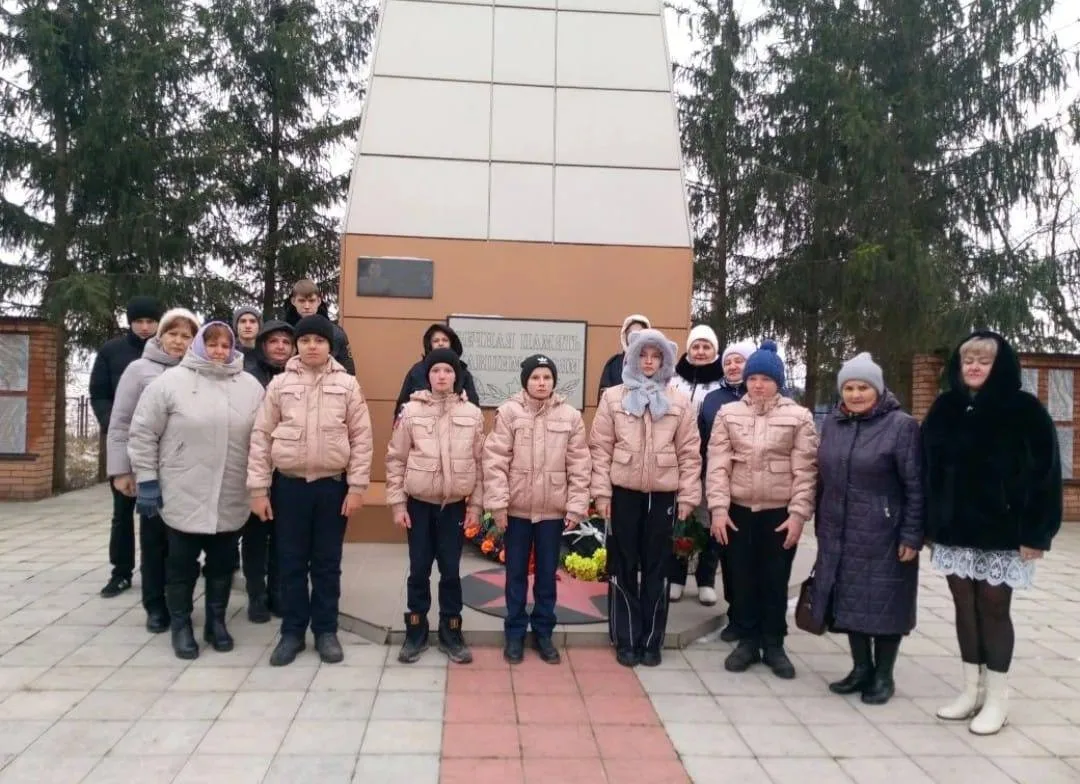 В селе Слобода Петропавловская прошёл митинг ко Дню Героев Отечества
Сегодня в селе Слобода Петропав