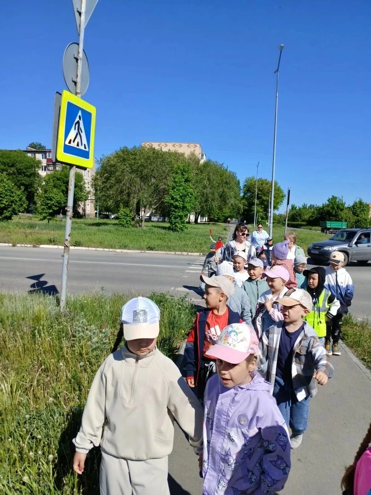 👫"Всем ребятам надо знать, как по улице шагать"🚶🚶
    В подготовительных к школе группах большое 