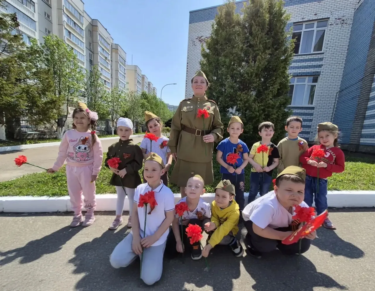 🎗️ Бессмертный полк шагает по стране,
      Чтоб люди помнили о страшной той войне.
      Пусть зна