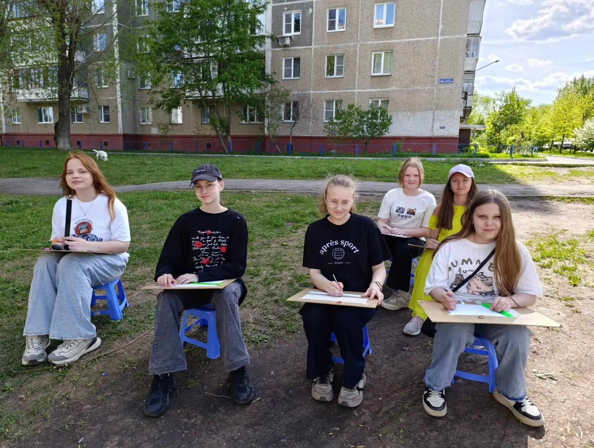 Проект «Раскрась ЦДТ» и не только…

Ребята из объединения «Графический дизайн. Живопись» интересно и