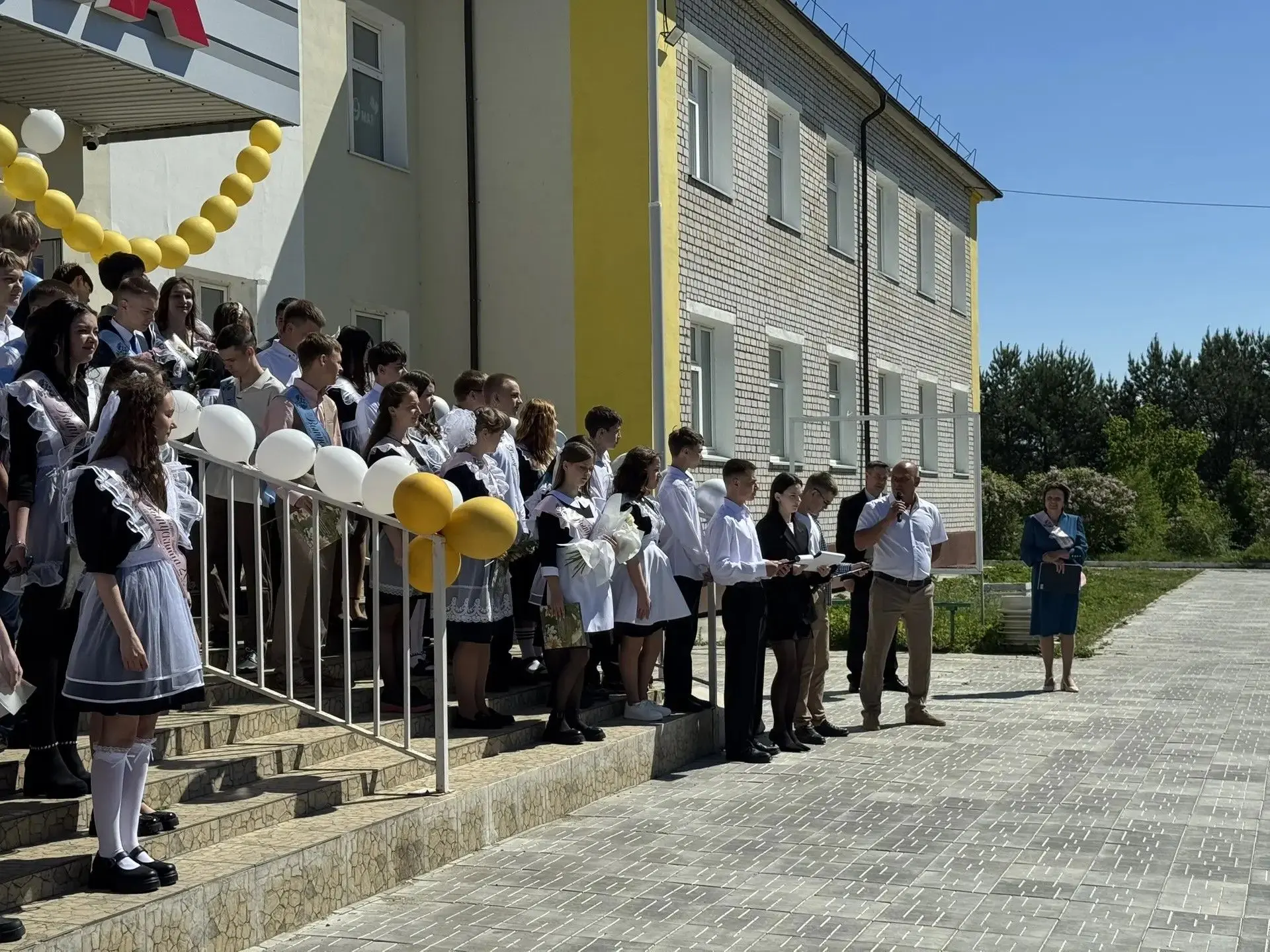 Последний звонок: волнительное прощание со школой! 
⁣
Сегодня в нашей школе прозвучал последний звон