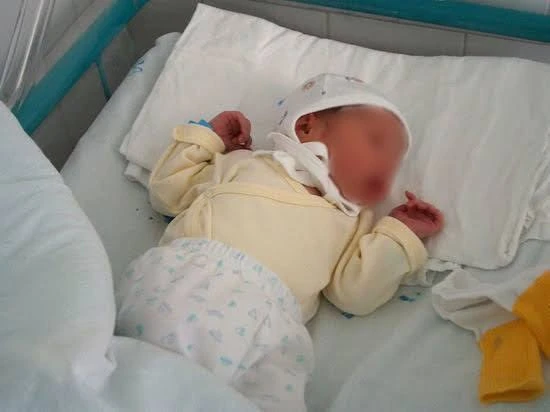 Первую нашу дочь  мы ждали 8 лет но ребёночек родился с огромным родимым пятном на лице .

Мы с муже
