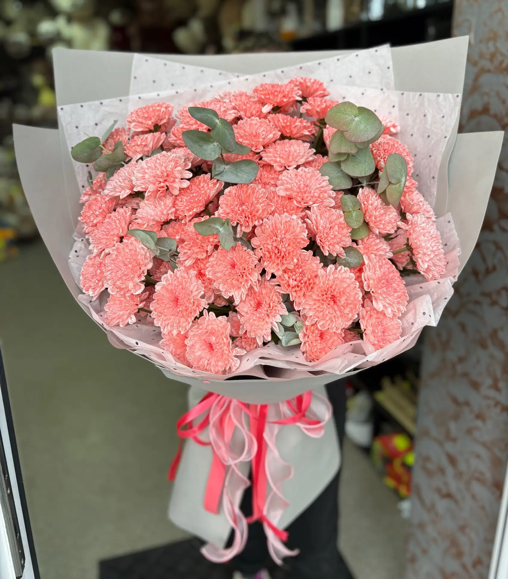 Чем вас порадовать?

Конечно красивым гигантом 😍пушистые и яркие хризантемы и ароматный эвкалипт 🔥