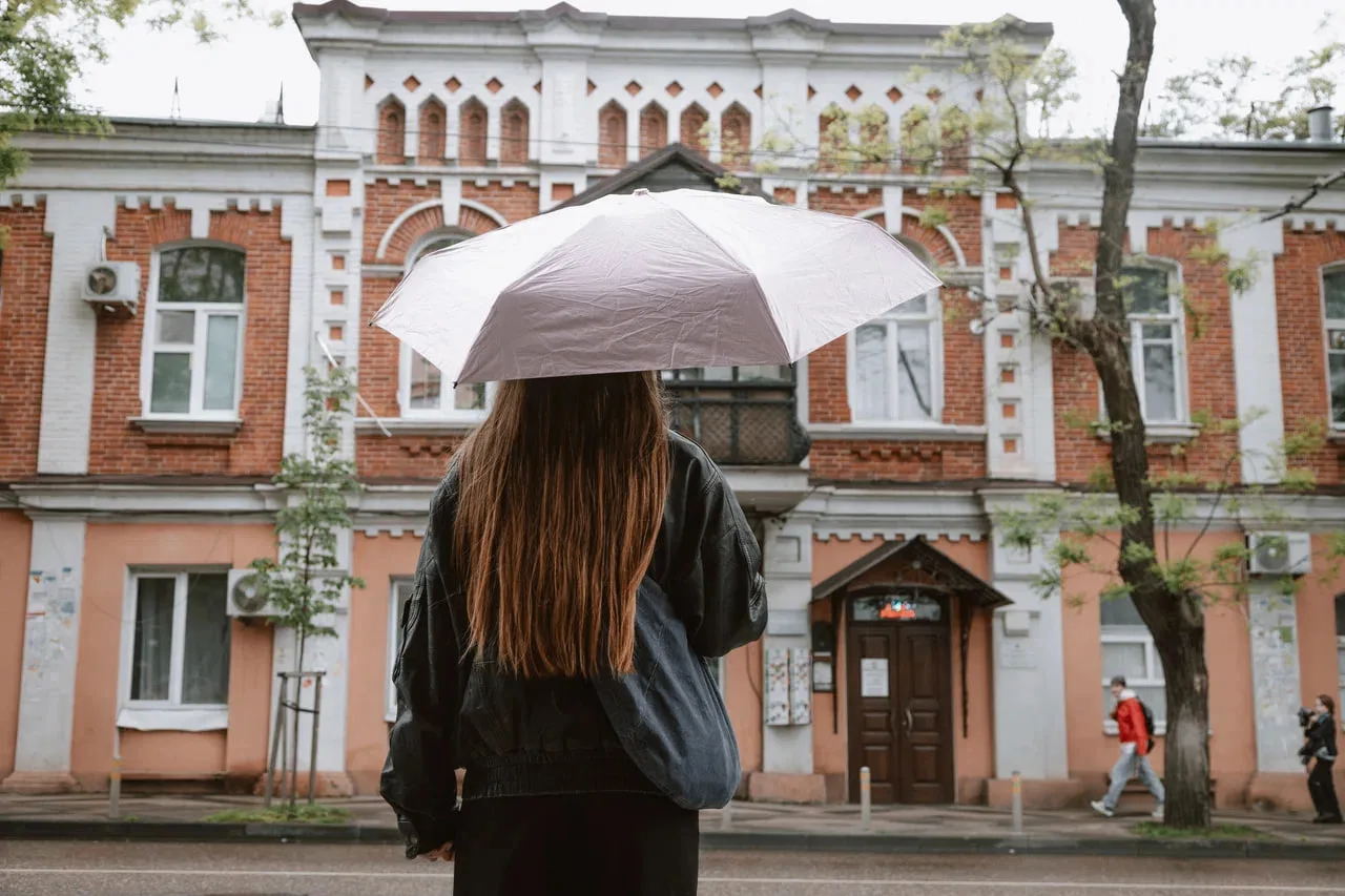 🧱 Особняк Иоганна Дицмана

Перед нами здание на ул. Мира. Особняк заметно скромнее усадьбы Акулова,