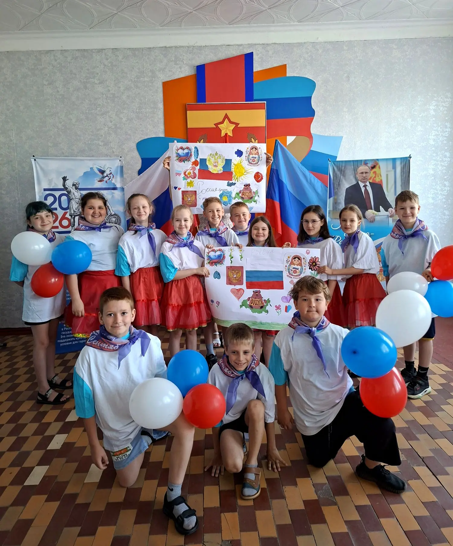 🇷🇺День России вместе !!!🇷🇺

В честь празднования Дня России, на пришкольной площадке "Планета де