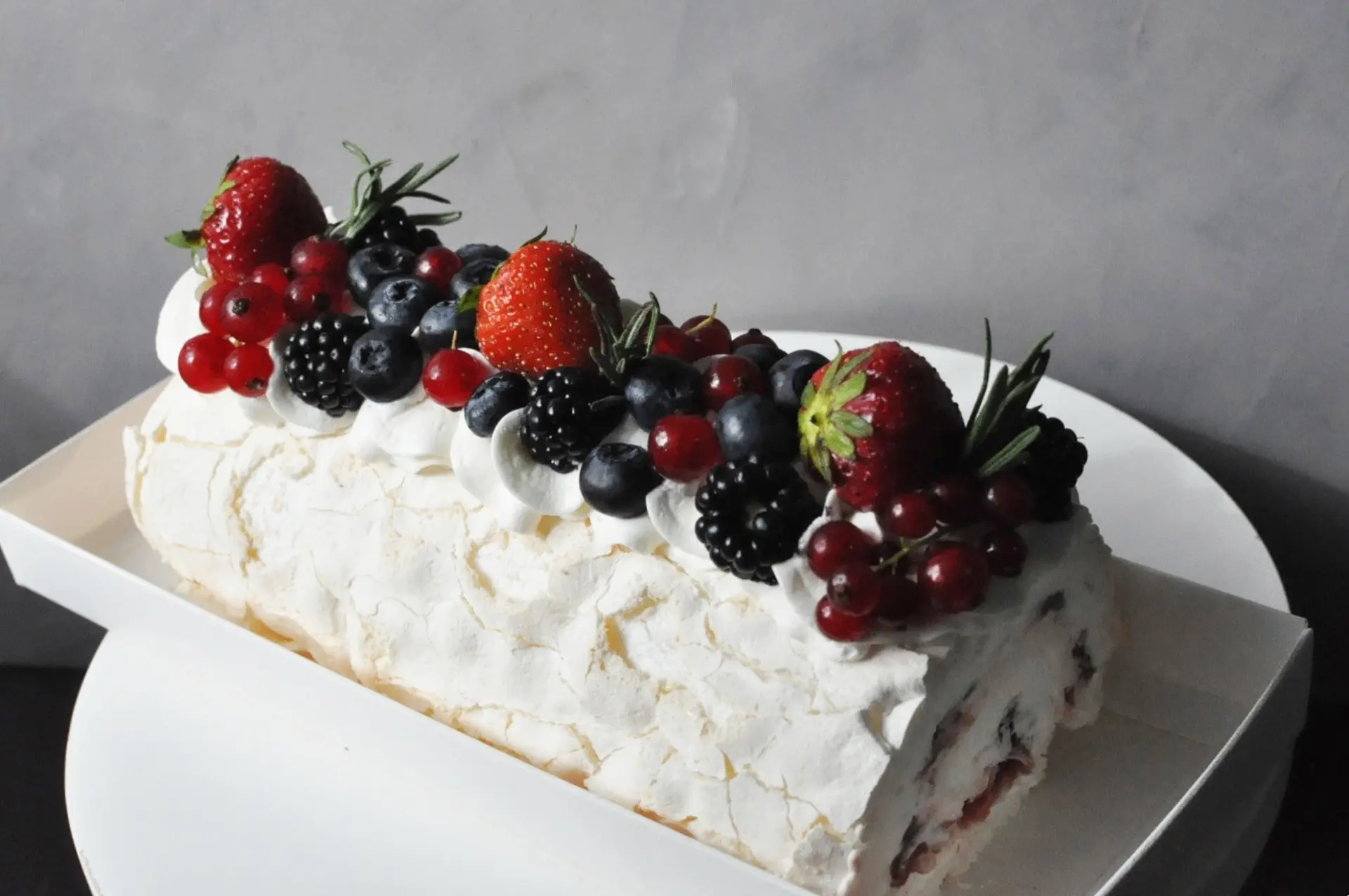Нежные меренговые рулеты — лёгкость, воздушность и яркий вкус в каждом кусочке!

В нашем ассортимент