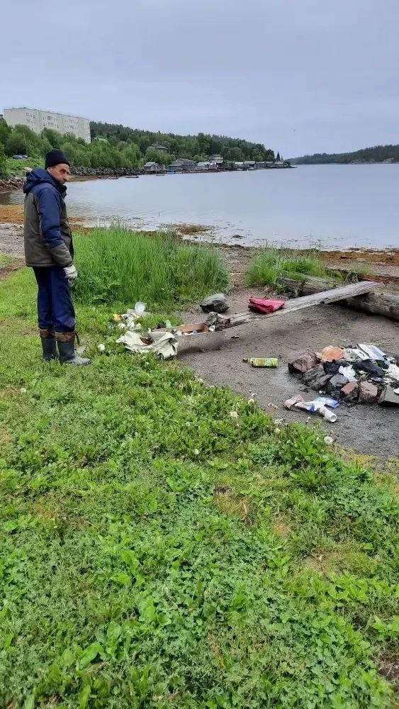 В графике рабочих будней сотрудники ВОПР выезжают на популярные места отдыха в Умбе для уборки мусор