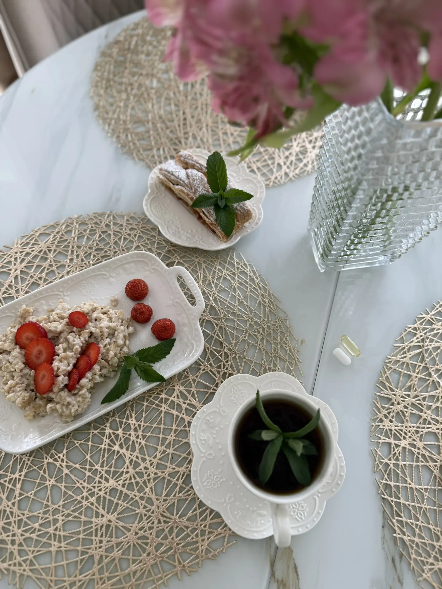 Доброе ✨
Наступила пора красивых завтраков 🍓Прошлась с утра по огородику , клубника поспела , зелен