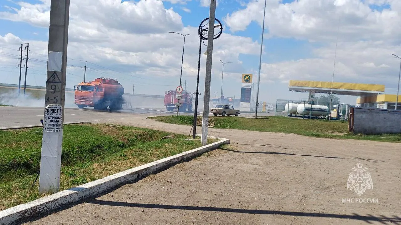 ❗️Сотрудники МЧС спасли водителя и ликвидировали возгорание бензовоза после атаки на трассе

Сотрудн