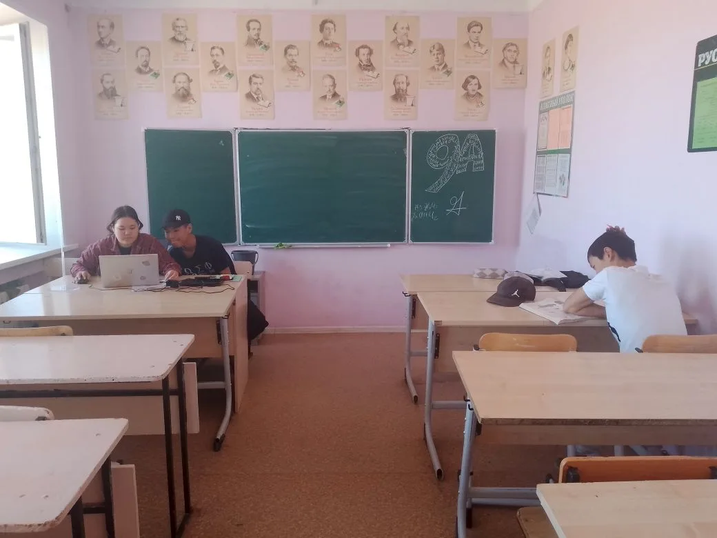 Идет консультация по биологии в 9 "А" классе. Присутствуют 3 учащихся из 5.