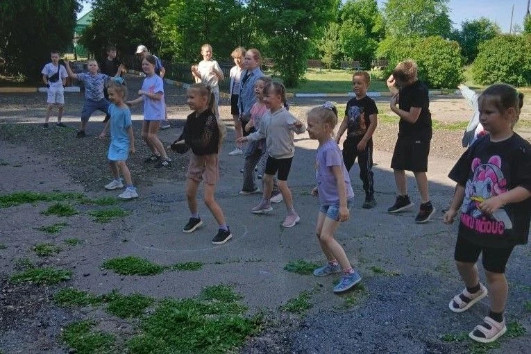 ☀️ Седьмой день начался очень бодро — с зарядки! Все разомнулись, взбодрились и приготовились к прик