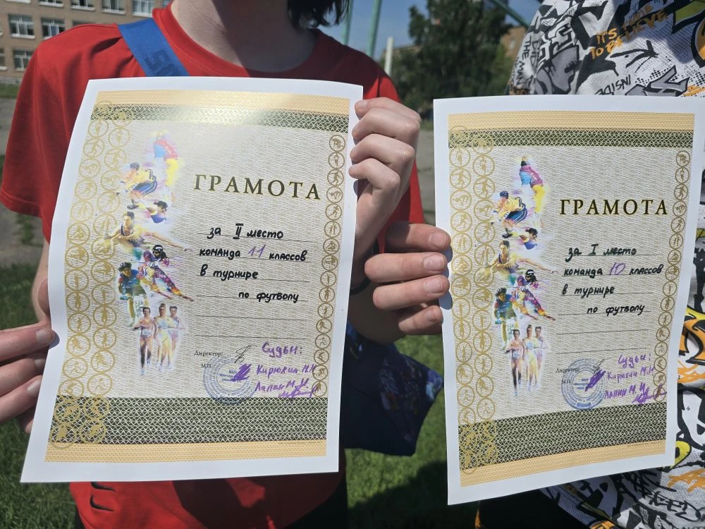 ⚽️ Футбольный матч между старшеклассниками🏆💪

Учебный год завершился спортивным состязанием между 