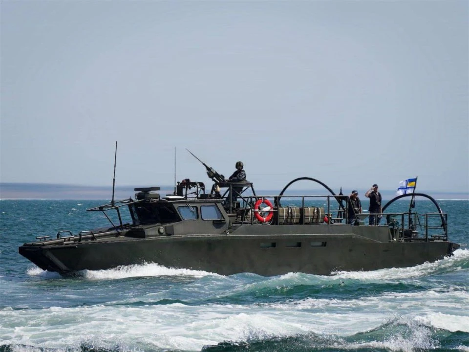 МО РФ сообщило, что в Черном море был потоплен украинский десантный катер Combat Boat 90 шведского п