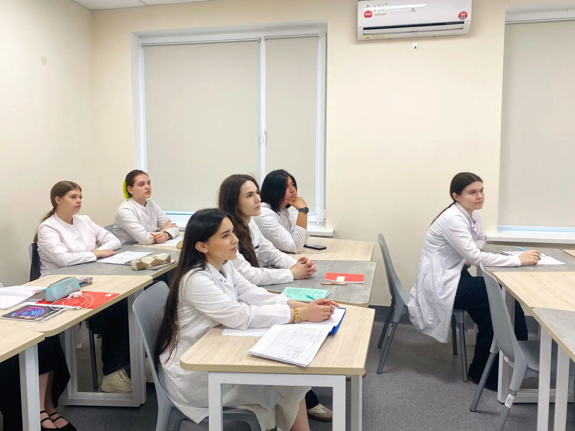 📸 Будни на нормальной физиологии
 
Недавно заглянули на занятие по нормальной физиологии. 🧠🔬
Пару