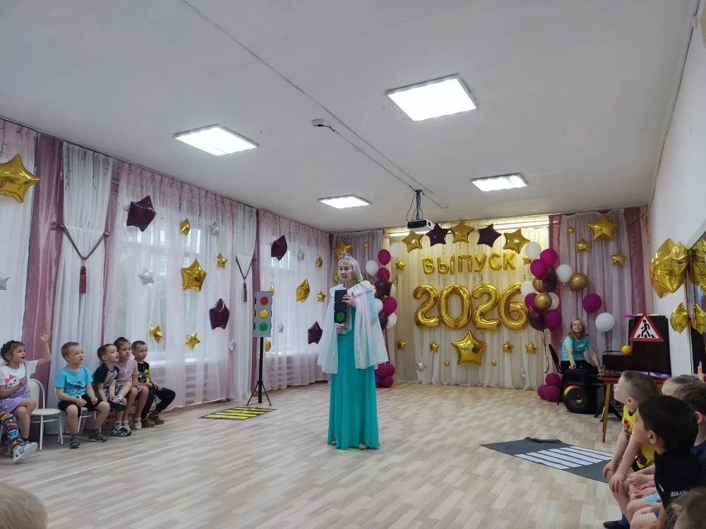 Накануне лета в наш детский сад заглянула сама Фея знаний.
На волшебном автобусе вместе с Феей дети 