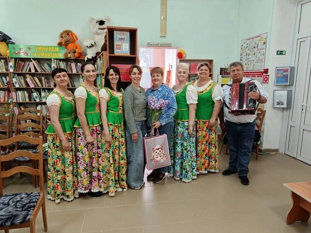 Сегодня принимала поздравления с юбилейной датой директор МБУК «Новокорсунская библиотека» Поклад Та