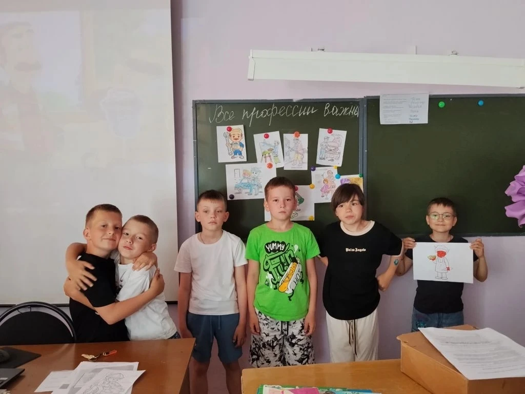 Сегодня в лагере "Дружба" прошло мероприятие «Мир профессий» Сначала ребята посмотрели яркую презент