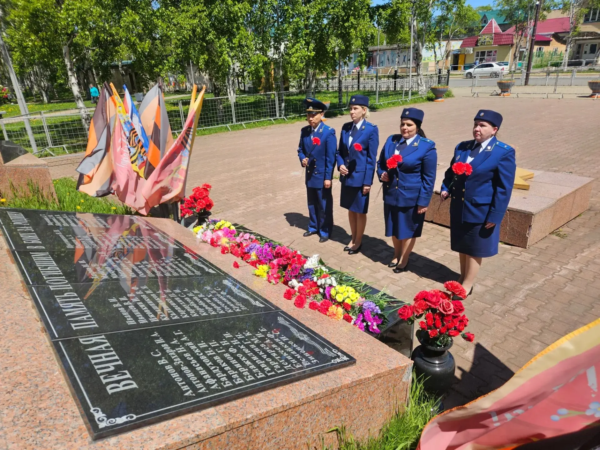 В День памяти и скорби работники городских, районных и специализированных прокуратур возложили цветы