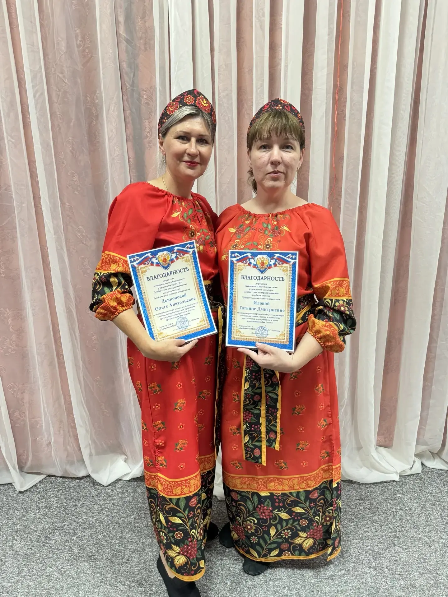 Директор МБУК "Дербентская ЦКС" Кудинова Соня Сергеевна наградила благодарностями работников библиот