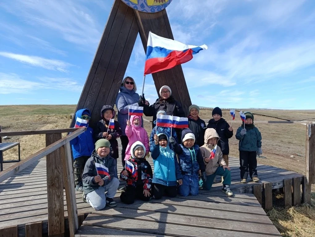 В честь Дня России воспитанники старшей и подготовительной групп отправились на тропу здоровья в соп