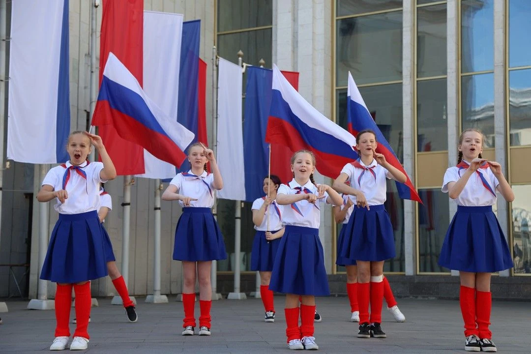 На площади у Театрально-концертного комплекса «Карнавал» состоялся праздничный концерт «Я люблю тебя